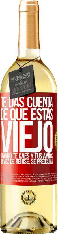 29,95 € | Vino Blanco Edición WHITE Te das cuenta de que estás viejo cuando te caes y tus amigos en vez de reírse, se preocupan Etiqueta Roja. Etiqueta personalizable Vino joven Cosecha 2025 Verdejo