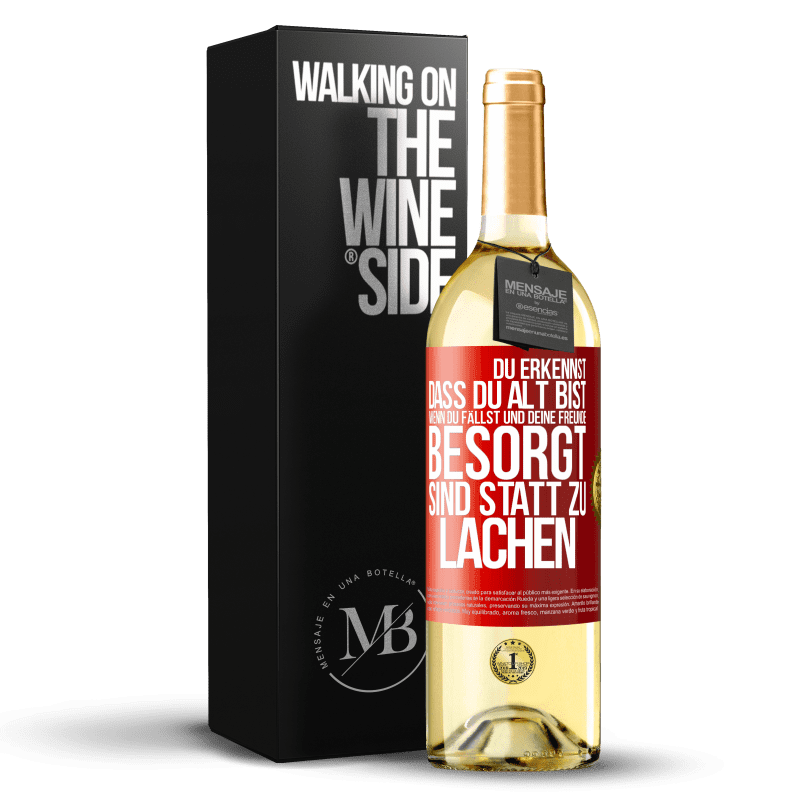 29,95 € Kostenloser Versand | Weißwein WHITE Ausgabe Du erkennst, dass du alt bist, wenn du fällst und deine Freunde besorgt sind statt zu lachen Rote Markierung. Anpassbares Etikett Junger Wein Ernte 2023 Verdejo