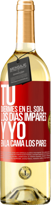 Envío gratis | Vino Blanco Edición WHITE Tú duermes en el sofá los días impares y yo en la cama los pares Etiqueta Roja. Etiqueta personalizable Vino joven Cosecha 2023 Verdejo