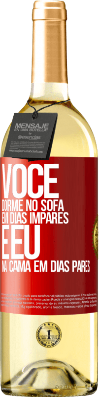 29,95 € | Vinho branco Edição WHITE Você dorme no sofá em dias ímpares e eu na cama em dias pares Etiqueta Vermelha. Etiqueta personalizável Vinho jovem Colheita 2025 Verdejo