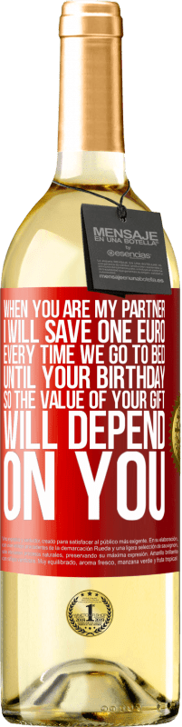 29,95 € Бесплатная доставка | Белое вино Издание WHITE Когда вы будете моим партнером, я буду экономить один евро каждый раз, когда мы ложимся спать, до вашего дня рождения, Красная метка. Настраиваемая этикетка Молодое вино Урожай 2025 Verdejo