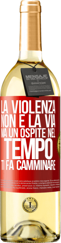 Spedizione Gratuita | Vino bianco Edizione WHITE La violenza non è la via, ma un ospite nel tempo ti fa camminare Etichetta Rossa. Etichetta personalizzabile Vino giovane Raccogliere 2023 Verdejo