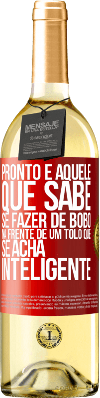 Envio grátis | Vinho branco Edição WHITE Pronto é aquele que sabe se fazer de bobo ... na frente de um tolo que se acha inteligente Etiqueta Vermelha. Etiqueta personalizável Vinho jovem Colheita 2023 Verdejo