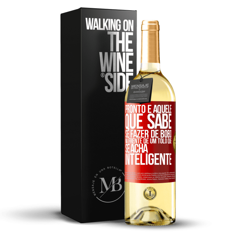 29,95 € Envio grátis | Vinho branco Edição WHITE Pronto é aquele que sabe se fazer de bobo ... na frente de um tolo que se acha inteligente Etiqueta Vermelha. Etiqueta personalizável Vinho jovem Colheita 2023 Verdejo