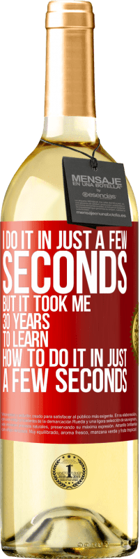 29,95 € | Белое вино Издание WHITE Я делаю это всего за несколько секунд, но мне потребовалось 30 лет, чтобы научиться делать это всего за несколько секунд Красная метка. Настраиваемая этикетка Молодое вино Урожай 2025 Verdejo