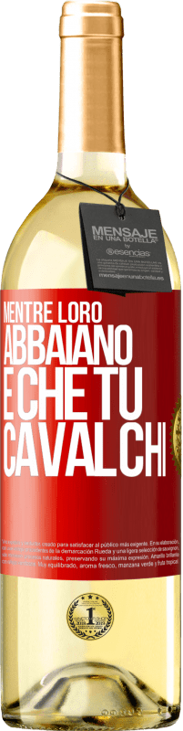 29,95 € Spedizione Gratuita | Vino bianco Edizione WHITE Mentre loro abbaiano è che tu cavalchi Etichetta Rossa. Etichetta personalizzabile Vino giovane Raccogliere 2025 Verdejo
