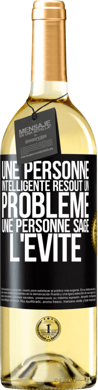 Envoi gratuit | Vin blanc Édition WHITE Une personne intelligente résout un problème. Une personne sage l'évite Étiquette Noire. Étiquette personnalisable Vin jeune Récolte 2023 Verdejo