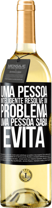 29,95 € Envio grátis | Vinho branco Edição WHITE Uma pessoa inteligente resolve um problema. Uma pessoa sábia evita Etiqueta Preta. Etiqueta personalizável Vinho jovem Colheita 2025 Verdejo