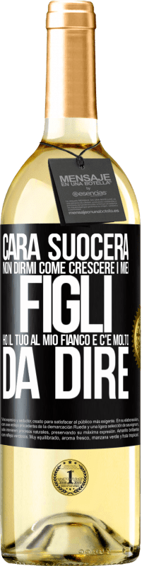 29,95 € Spedizione Gratuita | Vino bianco Edizione WHITE Cara suocera, non dirmi come crescere i miei figli. Ho il tuo al mio fianco e c'è molto da dire Etichetta Nera. Etichetta personalizzabile Vino giovane Raccogliere 2025 Verdejo