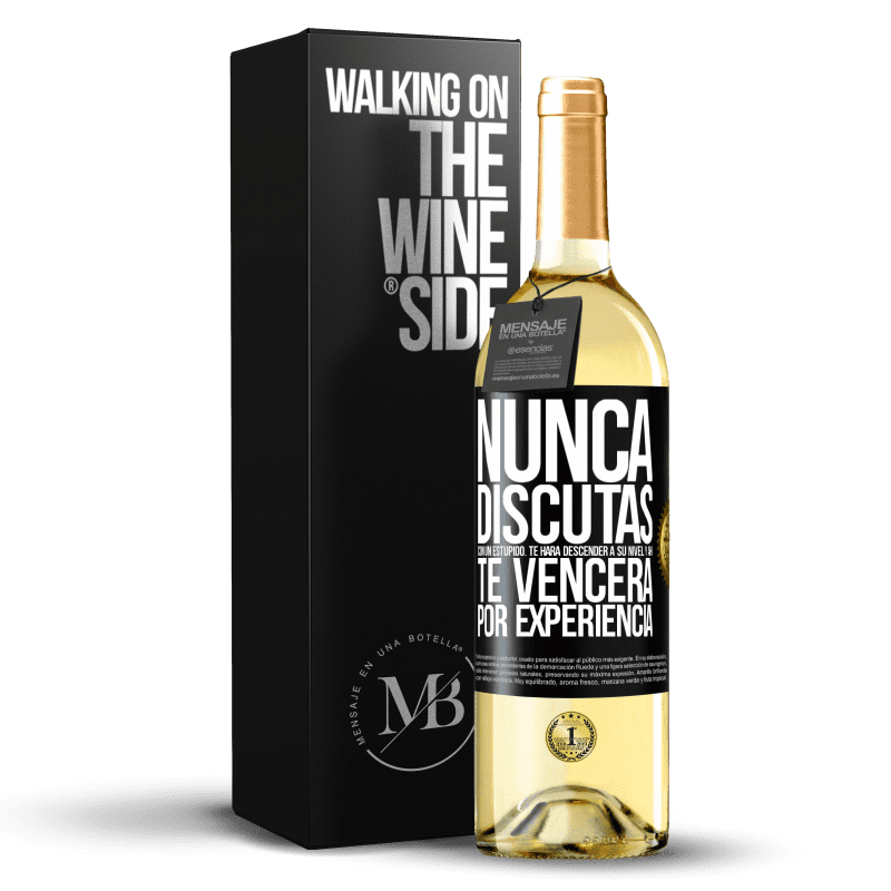 29,95 € Envío gratis | Vino Blanco Edición WHITE Nunca discutas con un estúpido. Te hará descender a su nivel y ahí te vencerá por experiencia Etiqueta Negra. Etiqueta personalizable Vino joven Cosecha 2024 Verdejo