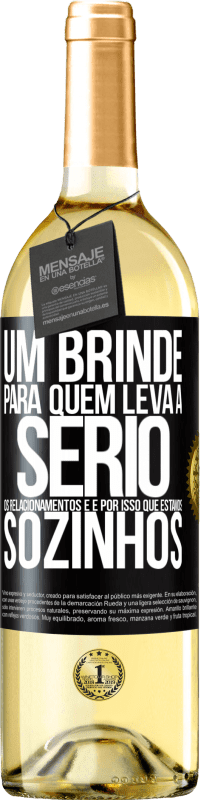 29,95 € | Vinho branco Edição WHITE Um brinde para quem leva a sério os relacionamentos e é por isso que estamos sozinhos Etiqueta Preta. Etiqueta personalizável Vinho jovem Colheita 2024 Verdejo