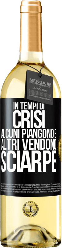 29,95 € Spedizione Gratuita | Vino bianco Edizione WHITE In tempi di crisi, alcuni piangono e altri vendono sciarpe Etichetta Nera. Etichetta personalizzabile Vino giovane Raccogliere 2025 Verdejo