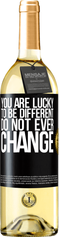 29,95 € Free Shipping | White Wine WHITE Edition You are lucky to be different. Do not ever change Black Label. Customizable label Young wine Harvest 2025 Verdejo