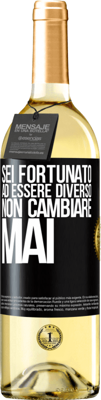 29,95 € | Vino bianco Edizione WHITE Sei fortunato ad essere diverso. Non cambiare mai Etichetta Nera. Etichetta personalizzabile Vino giovane Raccogliere 2024 Verdejo