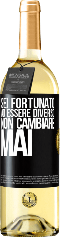 29,95 € Spedizione Gratuita | Vino bianco Edizione WHITE Sei fortunato ad essere diverso. Non cambiare mai Etichetta Nera. Etichetta personalizzabile Vino giovane Raccogliere 2025 Verdejo