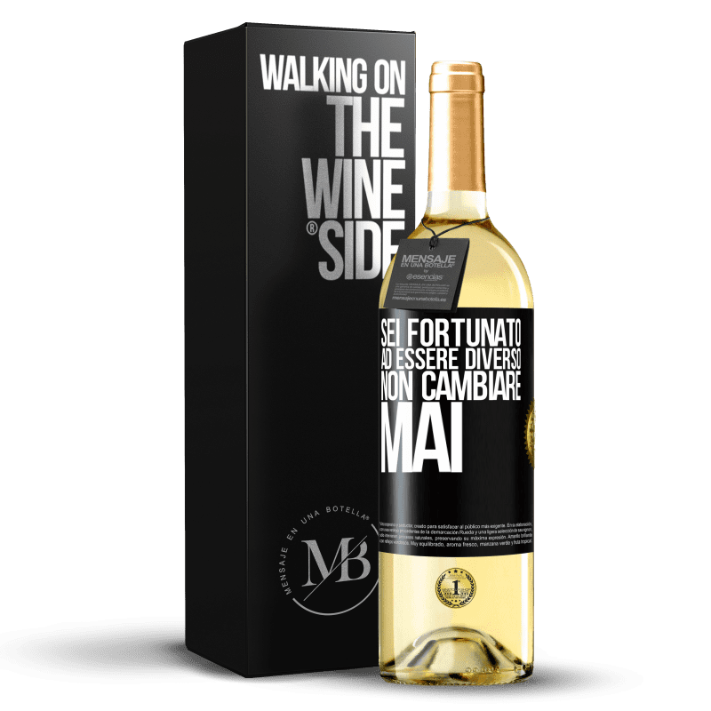 29,95 € Spedizione Gratuita | Vino bianco Edizione WHITE Sei fortunato ad essere diverso. Non cambiare mai Etichetta Nera. Etichetta personalizzabile Vino giovane Raccogliere 2025 Verdejo