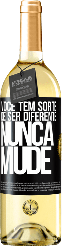 29,95 € | Vinho branco Edição WHITE Você tem sorte de ser diferente. Nunca mude Etiqueta Preta. Etiqueta personalizável Vinho jovem Colheita 2024 Verdejo