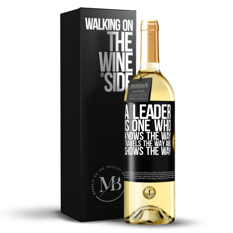 29,95 € Бесплатная доставка | Белое вино Издание WHITE Лидер - это тот, кто знает путь, путешествует и показывает путь Черная метка. Настраиваемая этикетка Молодое вино Урожай 2023 Verdejo