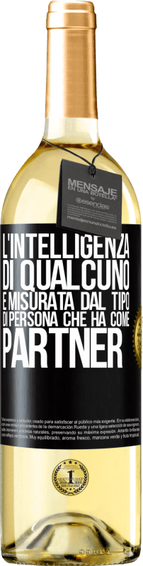 29,95 € Spedizione Gratuita | Vino bianco Edizione WHITE L'intelligenza di qualcuno è misurata dal tipo di persona che ha come partner Etichetta Nera. Etichetta personalizzabile Vino giovane Raccogliere 2025 Verdejo