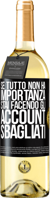 29,95 € Spedizione Gratuita | Vino bianco Edizione WHITE Se tutto non ha importanza, stai facendo gli account sbagliati Etichetta Nera. Etichetta personalizzabile Vino giovane Raccogliere 2025 Verdejo