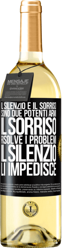 29,95 € | Vino bianco Edizione WHITE Il silenzio e il sorriso sono due potenti armi. Il sorriso risolve i problemi, il silenzio li impedisce Etichetta Nera. Etichetta personalizzabile Vino giovane Raccogliere 2024 Verdejo