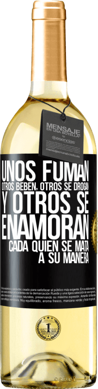 29,95 € Envío gratis | Vino Blanco Edición WHITE Unos fuman, otros beben, otros se drogan, y otros se enamoran. Cada quien se mata a su manera Etiqueta Negra. Etiqueta personalizable Vino joven Cosecha 2024 Verdejo