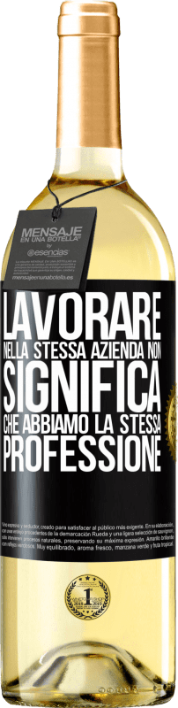 29,95 € Spedizione Gratuita | Vino bianco Edizione WHITE Lavorare nella stessa azienda non significa che abbiamo la stessa professione Etichetta Nera. Etichetta personalizzabile Vino giovane Raccogliere 2025 Verdejo