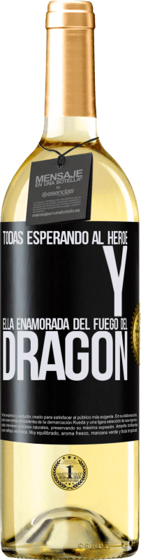 29,95 € Envío gratis | Vino Blanco Edición WHITE Todas esperando al héroe y ella enamorada del fuego del dragón Etiqueta Negra. Etiqueta personalizable Vino joven Cosecha 2025 Verdejo