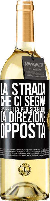 29,95 € | Vino bianco Edizione WHITE La strada che ci segna è perfetta per scegliere la direzione opposta Etichetta Nera. Etichetta personalizzabile Vino giovane Raccogliere 2024 Verdejo