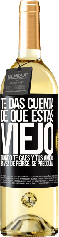 29,95 € | Vino Blanco Edición WHITE Te das cuenta de que estás viejo cuando te caes y tus amigos en vez de reírse, se preocupan Etiqueta Negra. Etiqueta personalizable Vino joven Cosecha 2025 Verdejo