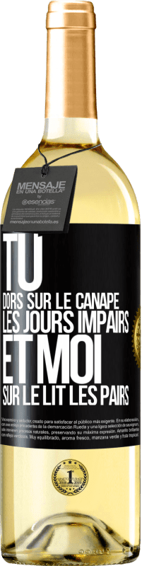 Envoi gratuit | Vin blanc Édition WHITE Tu dors sur le canapé les jours impairs et moi sur le lit les pairs Étiquette Noire. Étiquette personnalisable Vin jeune Récolte 2023 Verdejo