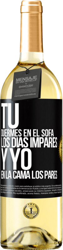 Envío gratis | Vino Blanco Edición WHITE Tú duermes en el sofá los días impares y yo en la cama los pares Etiqueta Negra. Etiqueta personalizable Vino joven Cosecha 2023 Verdejo