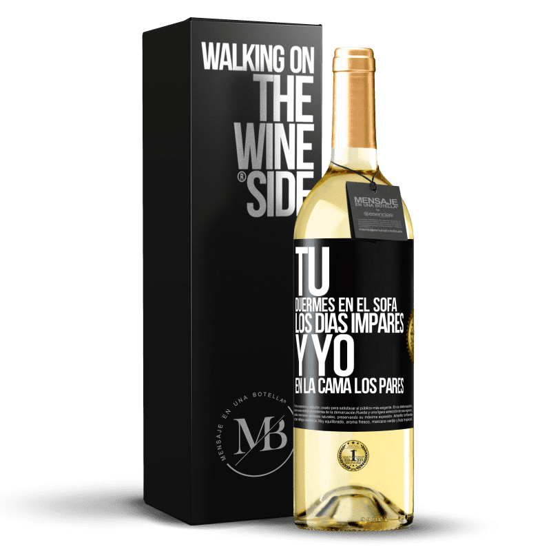 29,95 € Envío gratis | Vino Blanco Edición WHITE Tú duermes en el sofá los días impares y yo en la cama los pares Etiqueta Negra. Etiqueta personalizable Vino joven Cosecha 2023 Verdejo