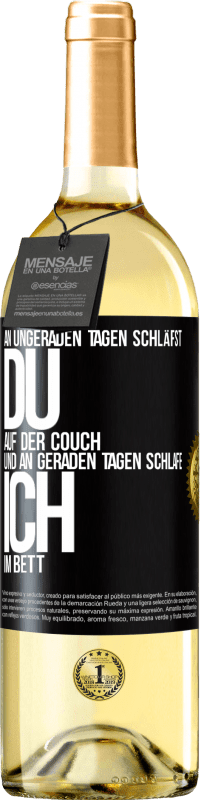 Kostenloser Versand | Weißwein WHITE Ausgabe An ungeraden Tagen schläfst du auf der Couch und an geraden Tagen schlafe ich im Bett. Schwarzes Etikett. Anpassbares Etikett Junger Wein Ernte 2023 Verdejo