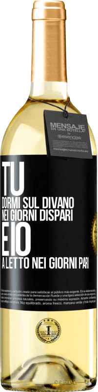 Spedizione Gratuita | Vino bianco Edizione WHITE Tu dormi sul divano nei giorni dispari e io a letto nei giorni pari Etichetta Nera. Etichetta personalizzabile Vino giovane Raccogliere 2023 Verdejo