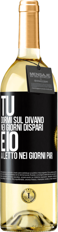 29,95 € Spedizione Gratuita | Vino bianco Edizione WHITE Tu dormi sul divano nei giorni dispari e io a letto nei giorni pari Etichetta Nera. Etichetta personalizzabile Vino giovane Raccogliere 2025 Verdejo