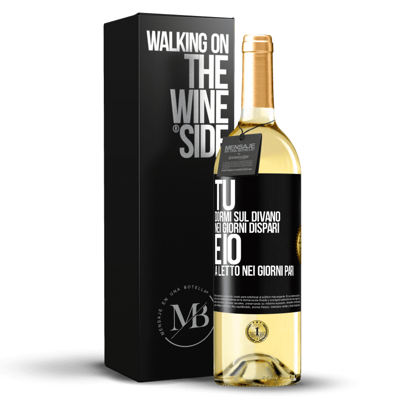 29,95 € Spedizione Gratuita | Vino bianco Edizione WHITE Tu dormi sul divano nei giorni dispari e io a letto nei giorni pari Etichetta Nera. Etichetta personalizzabile Vino giovane Raccogliere 2025 Verdejo
