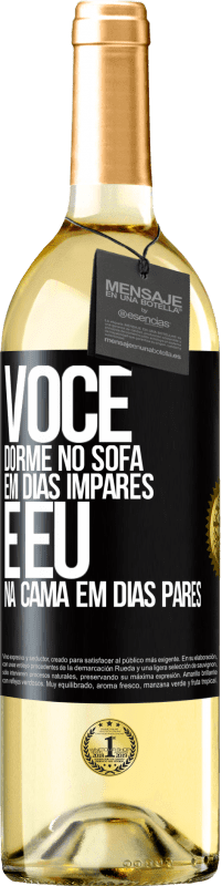 Envio grátis | Vinho branco Edição WHITE Você dorme no sofá em dias ímpares e eu na cama em dias pares Etiqueta Preta. Etiqueta personalizável Vinho jovem Colheita 2023 Verdejo