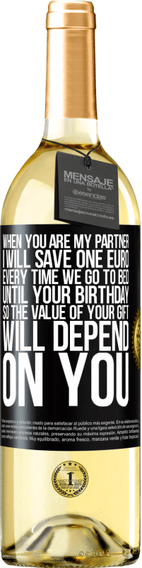 29,95 € Бесплатная доставка | Белое вино Издание WHITE Когда вы будете моим партнером, я буду экономить один евро каждый раз, когда мы ложимся спать, до вашего дня рождения, Черная метка. Настраиваемая этикетка Молодое вино Урожай 2023 Verdejo