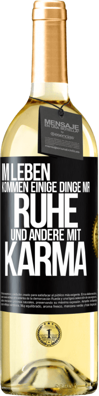 Kostenloser Versand | Weißwein WHITE Ausgabe Im Leben kommen einige Dinge mir Ruhe und andere mit Karma Schwarzes Etikett. Anpassbares Etikett Junger Wein Ernte 2023 Verdejo