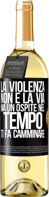 Spedizione Gratuita | Vino bianco Edizione WHITE La violenza non è la via, ma un ospite nel tempo ti fa camminare Etichetta Nera. Etichetta personalizzabile Vino giovane Raccogliere 2023 Verdejo