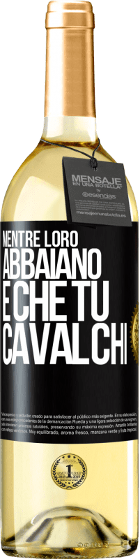 29,95 € Spedizione Gratuita | Vino bianco Edizione WHITE Mentre loro abbaiano è che tu cavalchi Etichetta Nera. Etichetta personalizzabile Vino giovane Raccogliere 2025 Verdejo