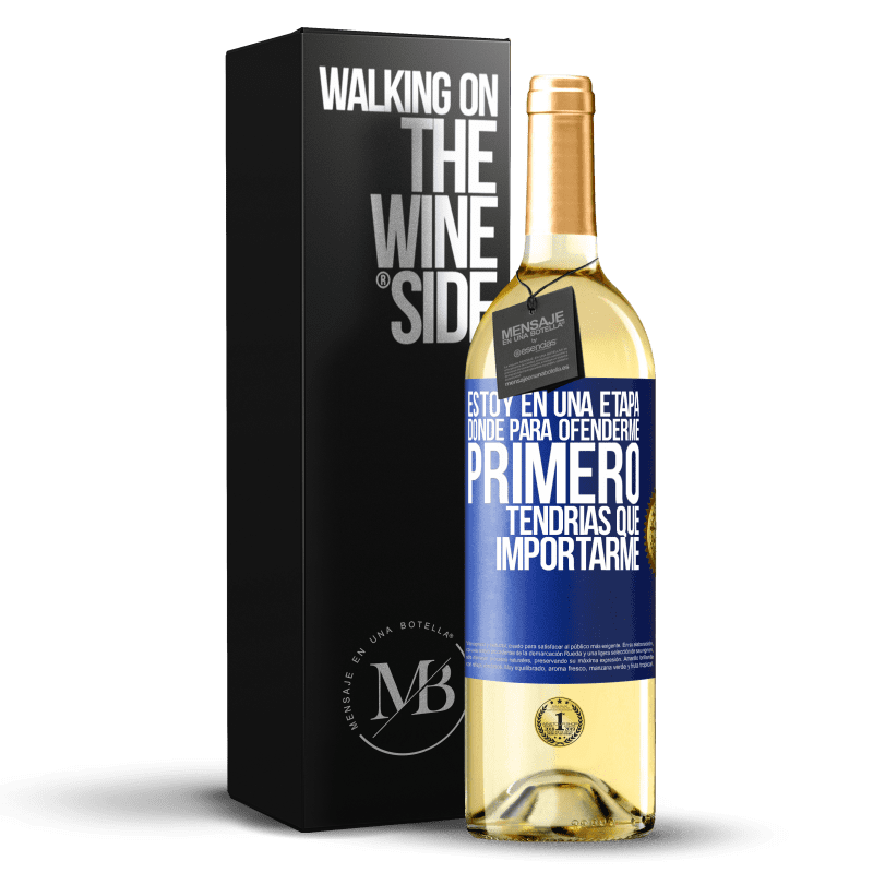 29,95 € Envío gratis | Vino Blanco Edición WHITE Estoy en una etapa donde para ofenderme, primero tendrías que importarme Etiqueta Azul. Etiqueta personalizable Vino joven Cosecha 2024 Verdejo