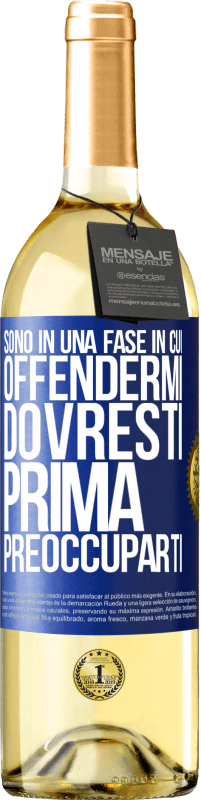 29,95 € Spedizione Gratuita | Vino bianco Edizione WHITE Sono in una fase in cui offendermi, dovresti prima preoccuparti Etichetta Blu. Etichetta personalizzabile Vino giovane Raccogliere 2025 Verdejo