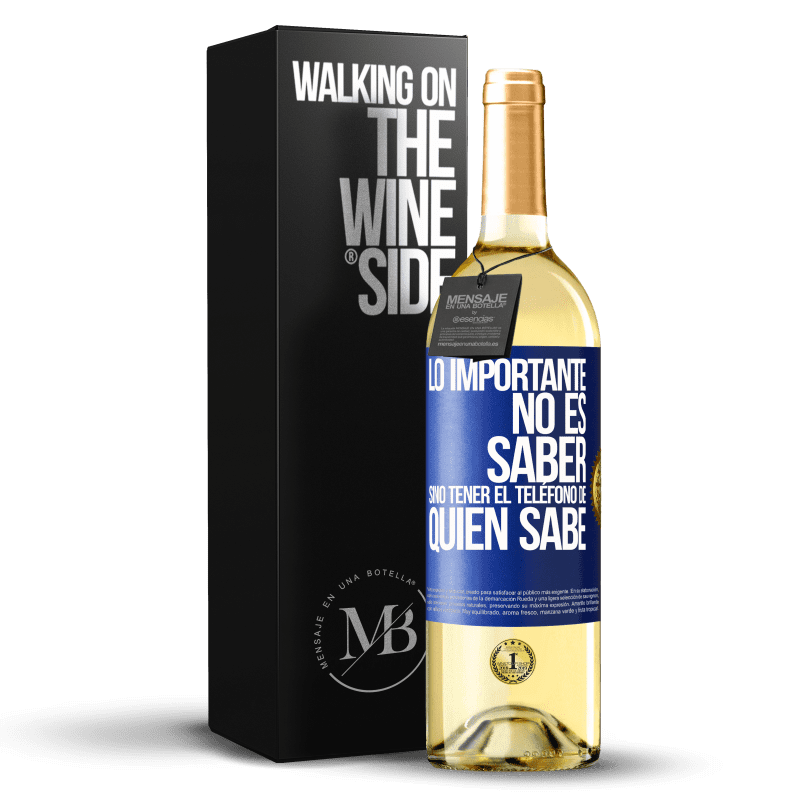 29,95 € Envío gratis | Vino Blanco Edición WHITE Lo importante no es saber, sino tener el teléfono del que sabe Etiqueta Azul. Etiqueta personalizable Vino joven Cosecha 2024 Verdejo