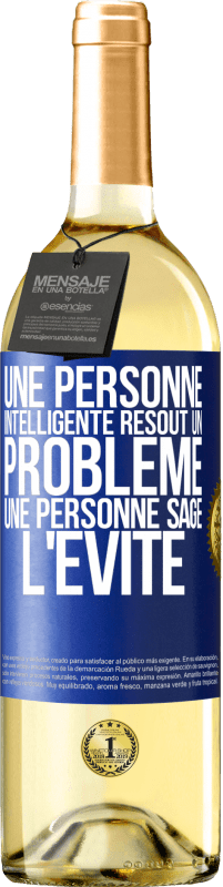 29,95 € Envoi gratuit | Vin blanc Édition WHITE Une personne intelligente résout un problème. Une personne sage l'évite Étiquette Bleue. Étiquette personnalisable Vin jeune Récolte 2025 Verdejo