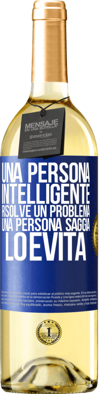 29,95 € Spedizione Gratuita | Vino bianco Edizione WHITE Una persona intelligente risolve un problema. Una persona saggia lo evita Etichetta Blu. Etichetta personalizzabile Vino giovane Raccogliere 2025 Verdejo
