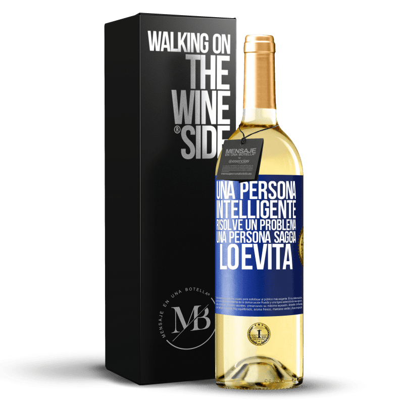 29,95 € Spedizione Gratuita | Vino bianco Edizione WHITE Una persona intelligente risolve un problema. Una persona saggia lo evita Etichetta Blu. Etichetta personalizzabile Vino giovane Raccogliere 2024 Verdejo