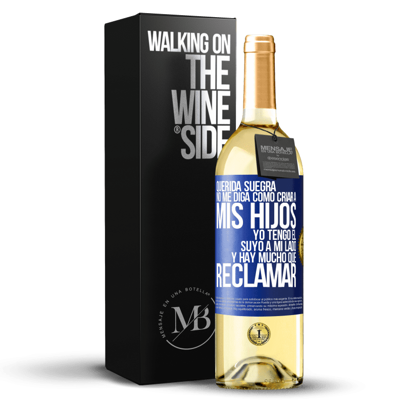 29,95 € Envío gratis | Vino Blanco Edición WHITE Querida suegra, no me diga como criar a mis hijos. Yo tengo el suyo a mi lado y hay mucho que reclamar Etiqueta Azul. Etiqueta personalizable Vino joven Cosecha 2024 Verdejo