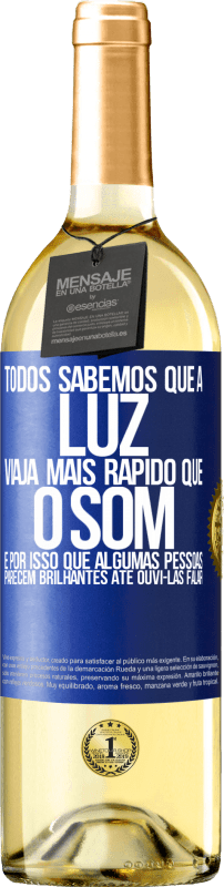 29,95 € | Vinho branco Edição WHITE Todos sabemos que a luz viaja mais rápido que o som. É por isso que algumas pessoas parecem brilhantes até ouvi-las falar Etiqueta Azul. Etiqueta personalizável Vinho jovem Colheita 2024 Verdejo